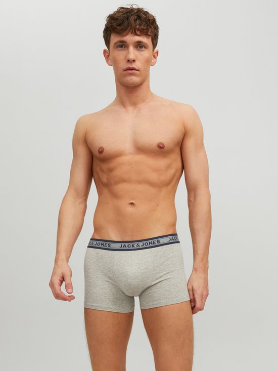 Model in lichtgrijze boxer met grijze en blauwe 'JACK & JONES' tailleband.