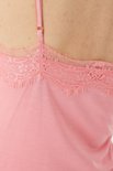 Detail van de roze top met kanten rand en verstelbare bandjes.