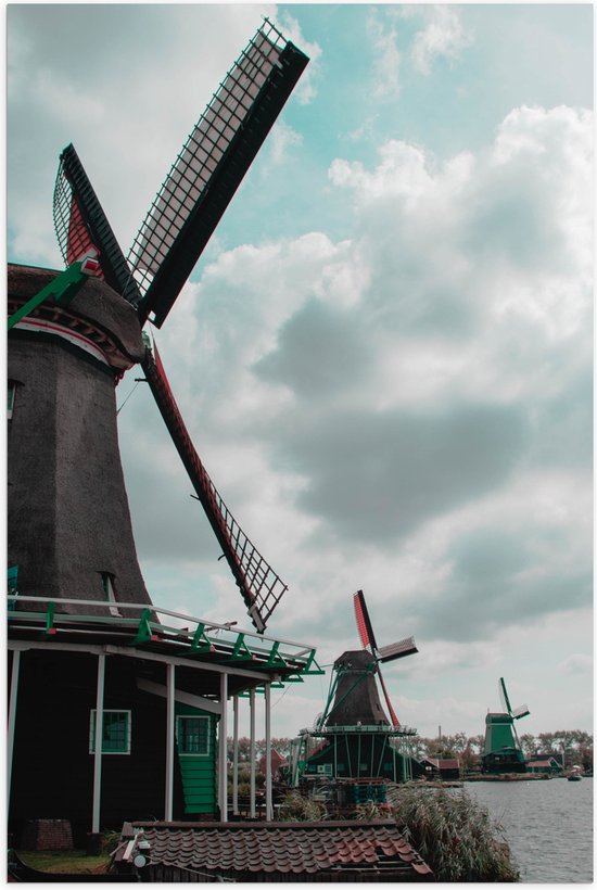 Poster (Mat) - Windmolens met Groene Details aan het Water - 60x90 cm Foto op Posterpapier met een Matte look