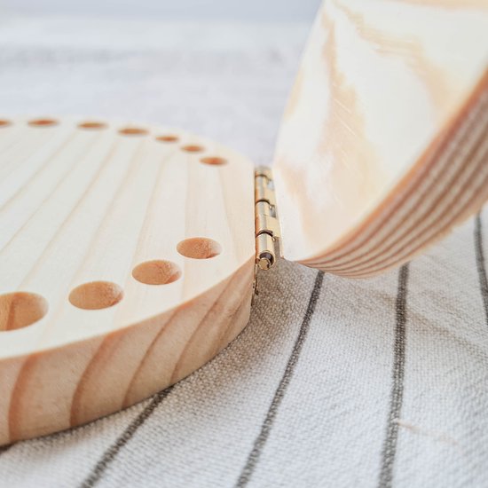 Detail van de scharnieren van de houten bewaarbox voor melktandjes.