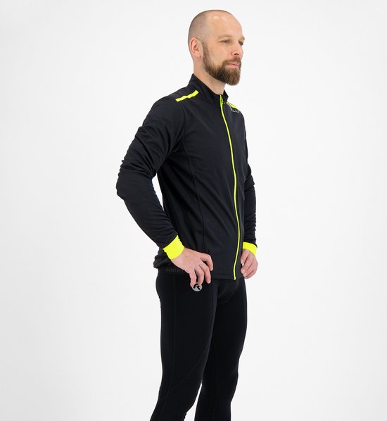 Man met baard, draagt zwart fietsjack met fluor accenten, bekeken vanaf de zijkant.