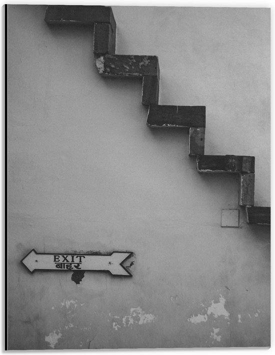 Dibond - Trap voor Witte Muur in het Zwart- wit met Bordje Exit - 30x40 cm Foto op Aluminium (Met Ophangsysteem)