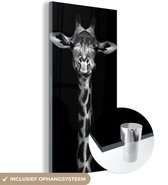 Glasschilderij - Foto op glas - Wilde dieren - Giraffe - Zwart - Wit - 80x160 cm - Acrylglas - Wanddecoratie glas - Glasschilderij giraffe - Woondecoratie - Glasschilderij dieren