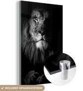MuchoWow® Glasschilderij 120x180 cm - Schilderij acrylglas - Close-up van een leeuw op een zwarte achtergrond - zwart wit - Foto op glas - Schilderijen