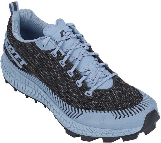 Blauwe Scott trailschoen met zwart gebreid bovenwerk, zwarte veters en opvallende blauwe zool.