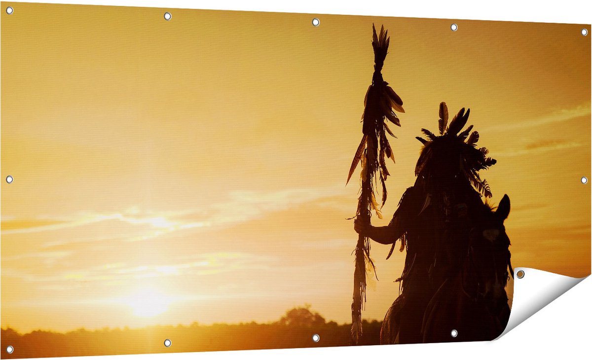 Gards Tuinposter Indiaan met een Speer bij Zonsondergang - 160x80 cm - Tuindoek - Tuindecoratie - Wanddecoratie buiten - Tuinschilderij Multikleur