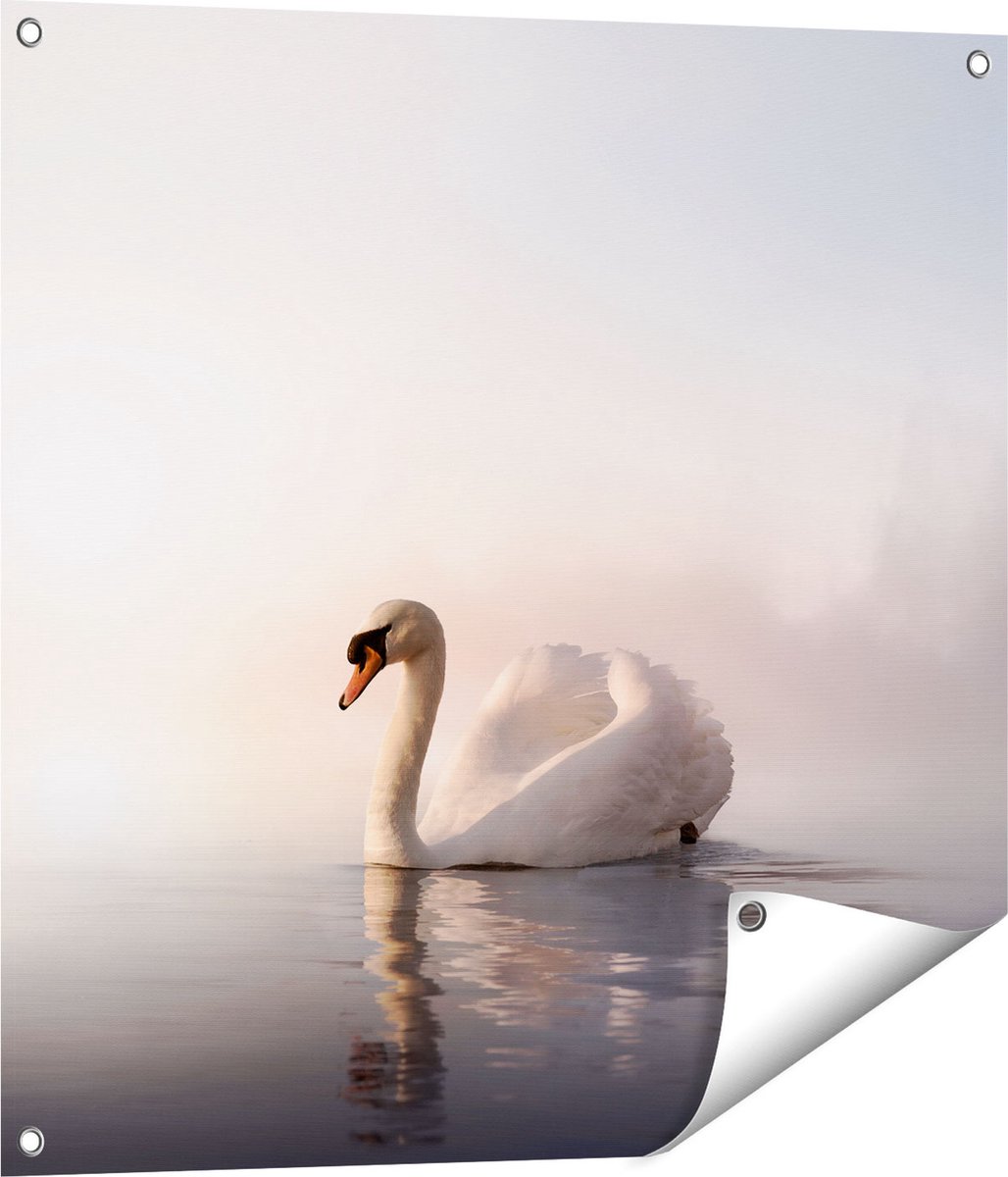 Gards Tuinposter Zwaan in het Water tijdens de Mist - 70x70 cm - Tuindoek - Tuindecoratie - Wanddecoratie buiten - Tuinschilderij Multikleur