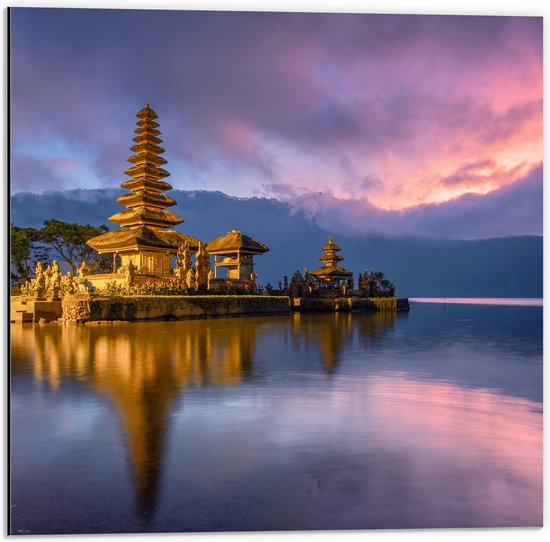 Dibond - Gouden Lagen Pura Ulun Danu Bratan Tempel langs het Meer in Indonesië - 50x50 cm Foto op Aluminium (Met Ophangsysteem)