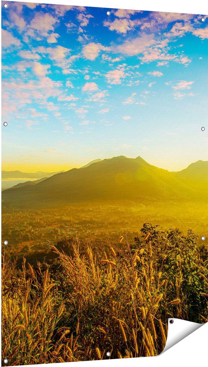 Gards Tuinposter Bergen met Mist in Thailand - 100x150 cm - Tuindoek - Tuindecoratie - Wanddecoratie buiten - Tuinschilderij Multikleur