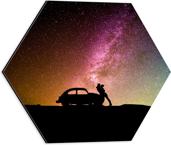 Dibond Hexagon - Silhouet van Koppel met Auto onder Sterrenhemel in Verschillende Kleuren - 40x34.8 cm Foto op Hexagon (Met Ophangsysteem)