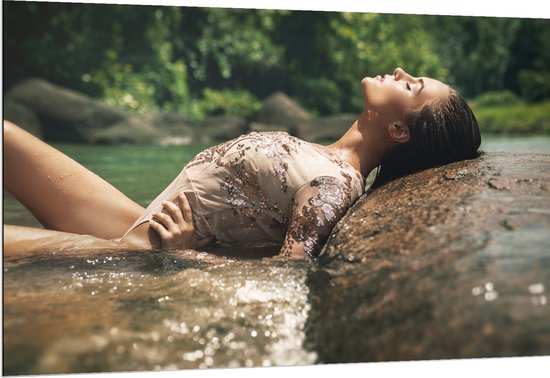Dibond - Poserende Vrouw in Glitter Zwemkleding in Rivier - 150x100 cm Foto op Aluminium (Wanddecoratie van metaal)