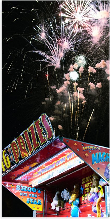 Poster Glanzend – Vuurwerklshow boven Stand op Kermis - 50x100 cm Foto op Posterpapier met Glanzende Afwerking