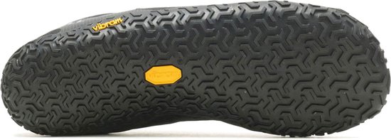 Zwarte Merrell Vapor Glove 6 sportschoen, de onderkant van de zool met een grof, geometrisch profiel en het gele 'Vibram'-logo.