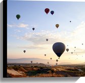 WallClassics - Canvas - Zee van Verschillende Kleuren Luchtballonnen boven Natuur Landschap - 40x40 cm Foto op Canvas Schilderij (Wanddecoratie op Canvas)