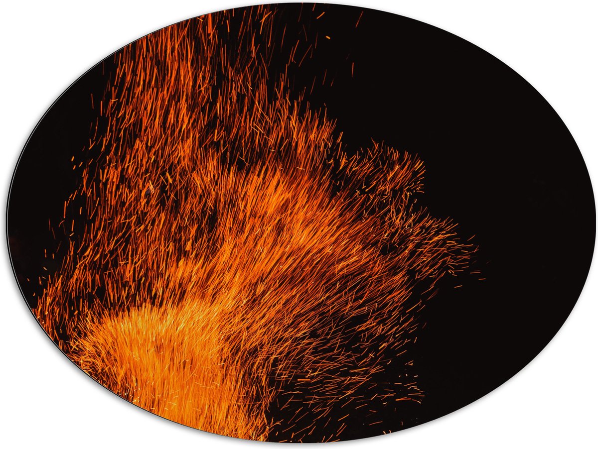 Dibond Ovaal - Oranje Spetters van Vuurkorf - 96x72 cm Foto op Ovaal (Met Ophangsysteem)