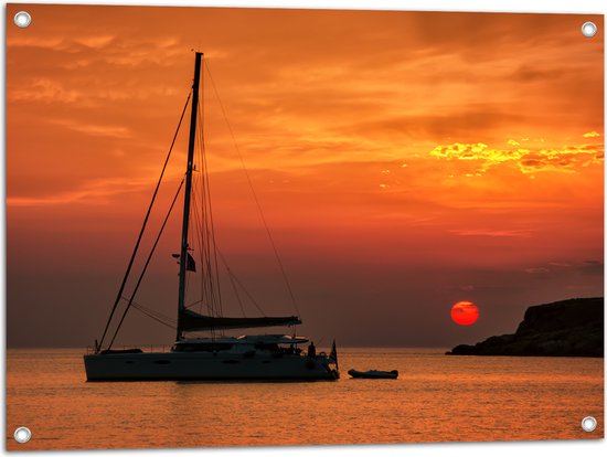 Tuinposter – Zeilboot Varend op de Griekse Zee bij Vuurrode Zonsondergang - 80x60 cm Foto op Tuinposter (wanddecoratie voor buiten en binnen)