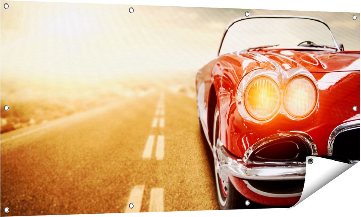 Gards Tuinposter Oude Rode Auto - Retro - 140x70 cm - Tuindoek - Tuindecoratie - Wanddecoratie buiten - Tuinschilderij Multikleur