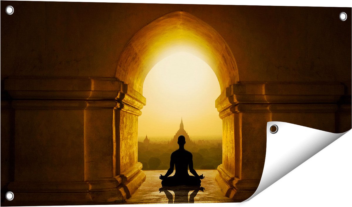 Gards Tuinposter Man Doet Yoga in een Boeddha Tempel - 80x40 cm - Tuindoek - Tuindecoratie - Wanddecoratie buiten - Tuinschilderij Multikleur