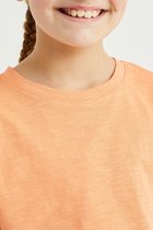 WE Fashion Klaar om te stralen in stijl en comfort! Dit T-shirt van zacht katoen met een speels knoopdetail is perfect voor kids. Met een ronde hals en korte mouwen, ben je klaar voor avontuurlijke dagen vol plezier!