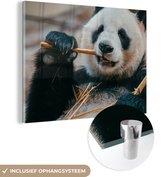 MuchoWow® Glasschilderij 80x60 cm - Schilderij acrylglas - Panda - Close up - Bamboe - Foto op glas - Schilderijen
