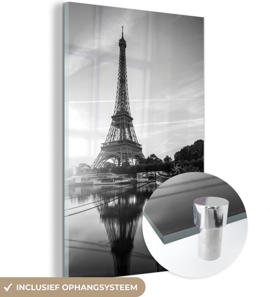 MuchoWow® Glasschilderij 100x150 cm - Schilderij acrylglas - Weerspiegeling van de Eiffeltoren in de Seine - zwart wit - Foto op glas - Schilderijen