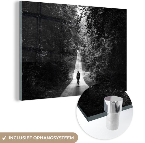 MuchoWow® Glasschilderij 60x40 cm - Schilderij acrylglas - Fietser op pad tussen bomen in Frankrijk - zwart wit - Foto op glas - Schilderijen