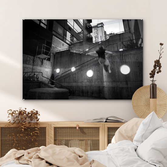 MuchoWow® Peinture sur verre 90x60 cm - Peinture sur verre acrylique - Un homme pratiquant le parkour - noir et blanc - Photo sur verre - Peintures