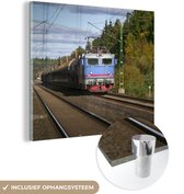 MuchoWow® Glasschilderij 90x90 cm - Schilderij acrylglas - Een trein op een spoorlijn - Foto op glas - Schilderijen