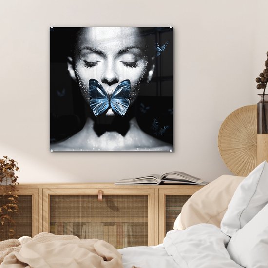 MuchoWow® Peinture sur verre 50x50 cm - Peinture sur verre acrylique - Femme - Papillon - Zwart - Wit - Photo sur verre - Décoration murale salon - Décoration murale chambre - Peintures