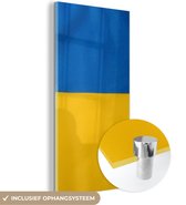 MuchoWow® Glasschilderij 40x80 cm - Schilderij acrylglas - Close-up van de vlag van Oekraïne - Foto op glas - Schilderijen