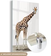 MuchoWow® Glasschilderij 20x30 cm - Schilderij acrylglas - Giraffe - Dieren - Witte achtergrond - Kinderen - Jongen - Meisje - Foto op glas - Schilderijen