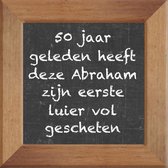 Wijsheden op krijtbord tegel over Abraham met spreuk :50 jaar geleden heeft deze Abraham zijn eerste luier vol gescheten