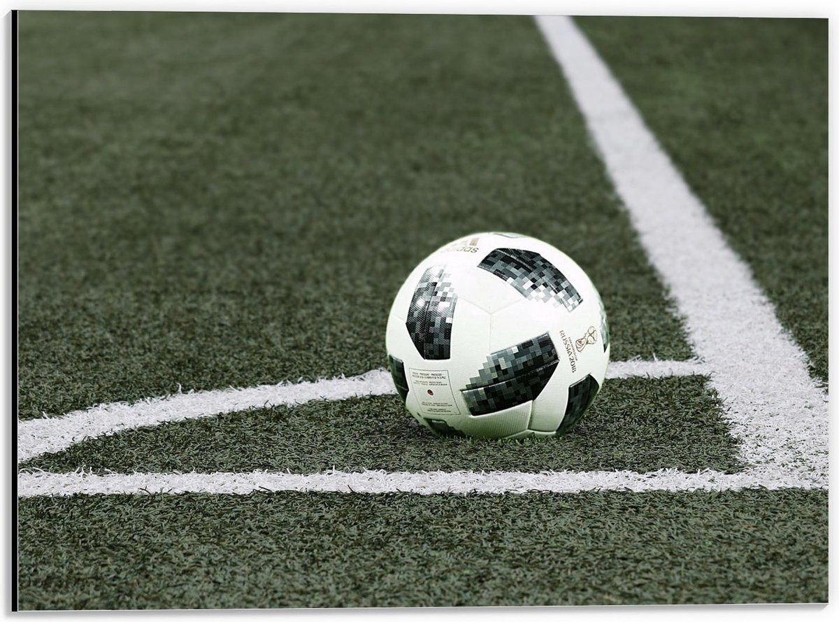 Dibond - Voetbal in de Hoek van het Veld - 40x30cm Foto op Aluminium (Wanddecoratie van metaal)