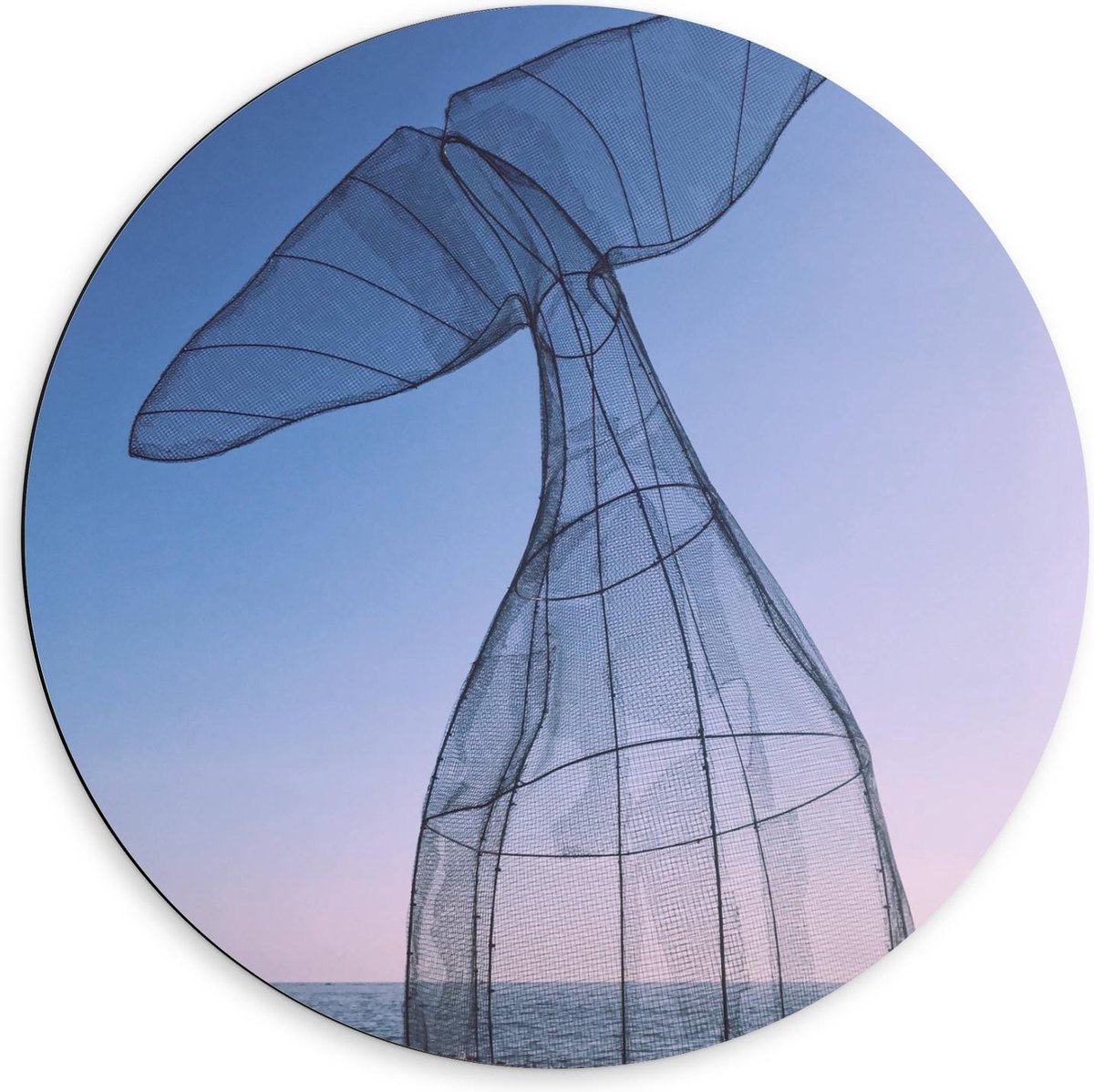 Dibond Wandcirkel - Vissenstaart van Recyclet Plastic aan Zee - 60x60cm Foto op Aluminium Wandcirkel (met ophangsysteem)