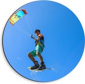 Dibond Wandcirkel - Kitesurfer in de Blauwe Lucht - 40x40cm Foto op Aluminium Wandcirkel (met ophangsysteem)