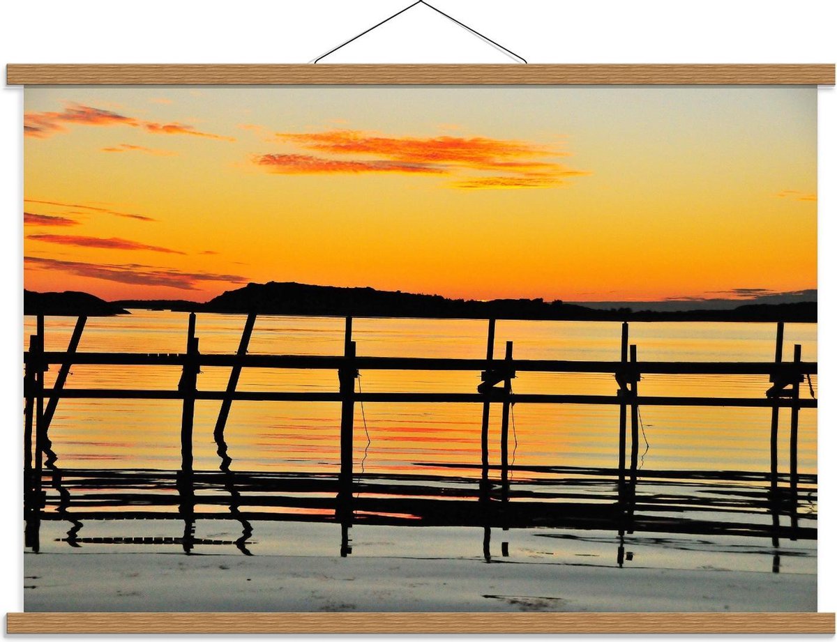 Schoolplaat – Houten Palen aan het Meer met Zon - 90x60cm Foto op Textielposter (Wanddecor