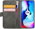Étui portefeuille gris, ouvert, avec emplacements pour cartes et argent, et un téléphone Motorola Moto E7 Plus.