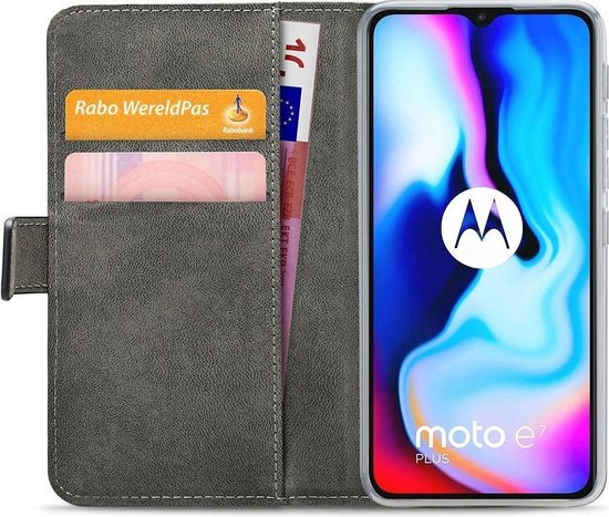 Étui portefeuille gris, ouvert, avec emplacements pour cartes et argent, et un téléphone Motorola Moto E7 Plus.