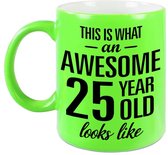 Awesome 25 year cadeau mok / beker neon groen 330 ml