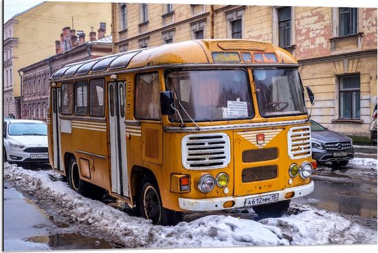 Dibond - Gele Bus in een Straat met Sneeuw - 90x60cm Foto op Aluminium (Met Ophangsysteem)