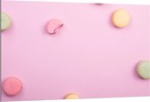 Dibond - Gekleurde Macarons op Roze Achtergrond - 150x100cm Foto op Aluminium (Wanddecoratie van metaal)