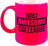 1x stuks collega cadeau mok / beker neon roze most awesome colleague