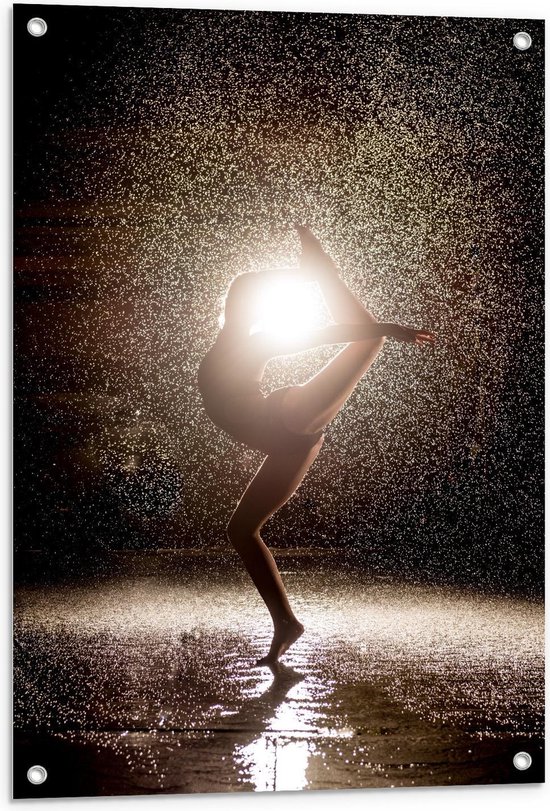 Tuinposter – Ballet Meisje in de Regen - 60x90cm Foto op Tuinposter  (wanddecoratie voor buiten en binnen)