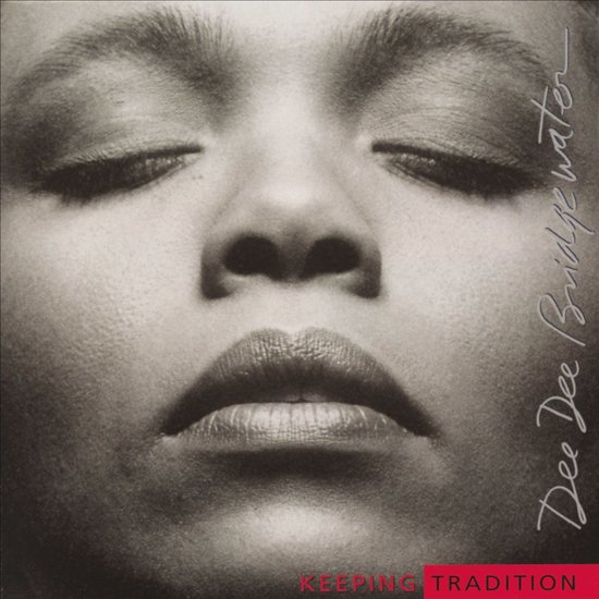 Close-up van een vrouwengezicht met gesloten ogen en de tekst 'Dee Dee Bridgewater Keeping Tradition' inscriptie.