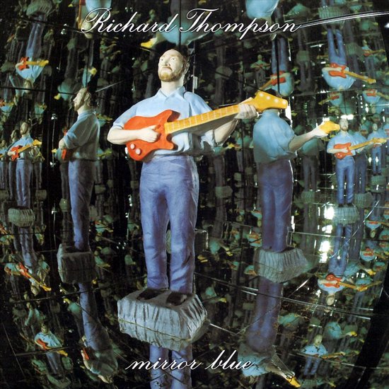 Richard Thompson met elektrische gitaar, omringd door reflecties in een spiegelkamer.