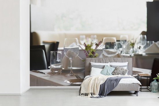 Fotobehang - onbezette tafel in restaurant fotobehang vinyl breedte... | bol.com