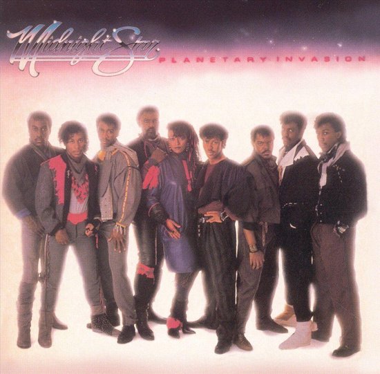 Muziekalbum "Planetary Invasion" van Midnight Star, met de bandleden in pastelkleurige jaren '80 outfits.