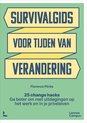 Boekomslag met de titel 'Survivalgids voor tijden van verandering' in gele banieren op een groene achtergrond. Florence Pérès, 25 change hacks.