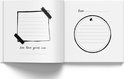 Open boek met twee lege pagina's voor notities. Links een vierkant met lijnen, vastgezet met tape en 'Een lieve groet van'. Rechts een cirkel met lijnen en 'Beste'.