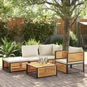 Complete tuinopstelling met een bank, chaise longue, salontafel en tuinstoel. Alle meubels hebben een zwart metalen frame en lamellen van acaciahout.